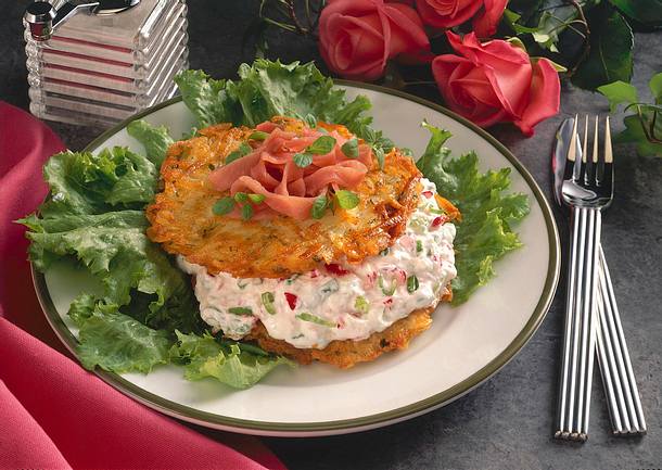 Kartoffelpfannkuchen mit Meerrettich-Quark Rezept Kartoffelpfannkuchen mit Meerrettich-Quark Rezept