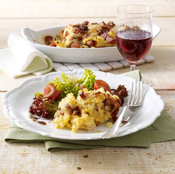 Kartoffelpüree-Auflauf mit Speck und Zwiebel zu Salat Rezept Kartoffelpüree-Auflauf mit Speck und Zwiebel zu Salat Rezept