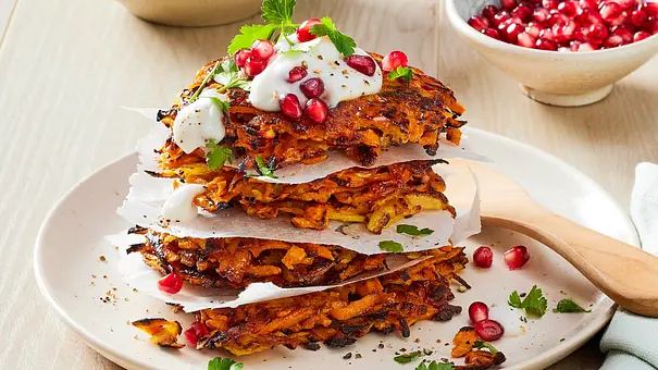 Kartoffelpuffer, knusprig gebacken und in cremiger Begleitung Rezept - Foto: LECKER @ Bauer Media Group
