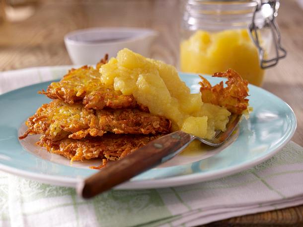 Kartoffelpuffer mit Apfelkompott und Rübensirup Rezept Kartoffelpuffer mit Apfelkompott und Rübensirup Rezept