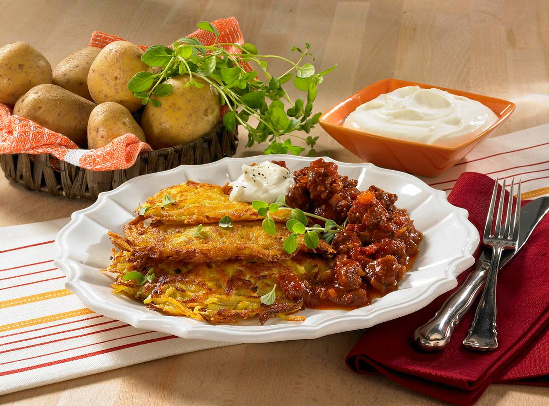 Kartoffelpuffer mit Hacksoße Rezept | LECKER