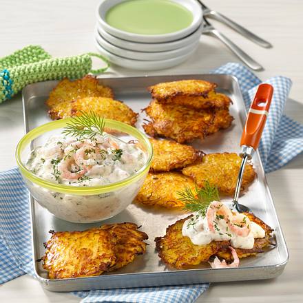 Kartoffelpuffer mit Krabben-Dillrahm Rezept Kartoffelpuffer mit Krabben-Dillrahm Rezept