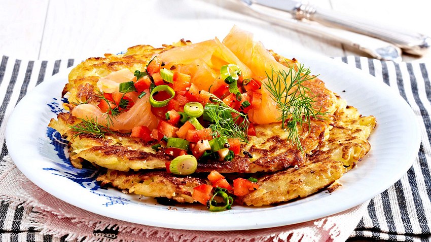 Kartoffelpuffer mit Lachs und Gemüse-Tatar Rezept - Foto: House of Food / Bauer Food Experts KG