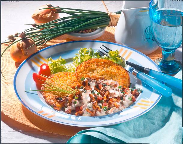Kartoffelpuffer mit Pfifferlingsrahm Rezept Kartoffelpuffer mit Pfifferlingsrahm Rezept