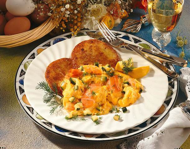 Kartoffelpuffer mit Rührei und Lachs Rezept Kartoffelpuffer mit Rührei und Lachs Rezept