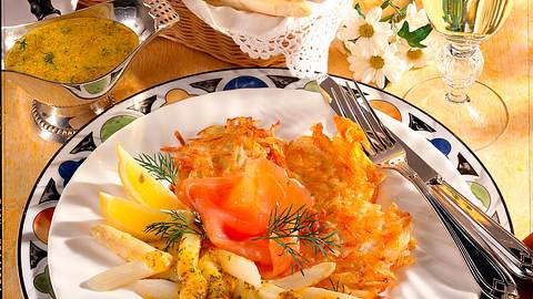 Kartoffelpuffer mit Spargel und Lachs Rezept - Foto: House of Food / Bauer Food Experts KG