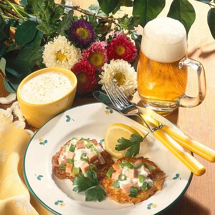 Kartoffelpuffer mit Wurstsalat Rezept Kartoffelpuffer mit Wurstsalat Rezept