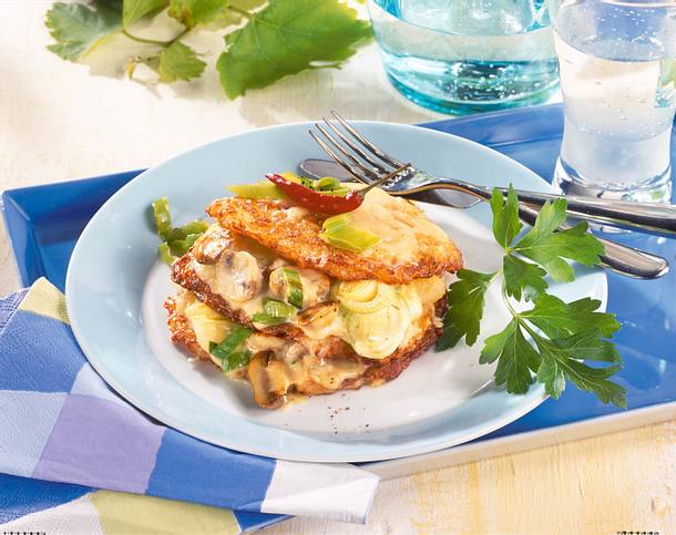 Kartoffelpuffer-Turm mit Champignon-Porree-Ragout-Füllung Rezept Kartoffelpuffer-Turm mit Champignon-Porree-Ragout-Füllung Rezept