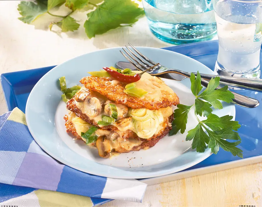 Kartoffelpuffer-Turm mit Champignon-Porree-Ragout-Füllung Rezept Kartoffelpuffer-Turm mit Champignon-Porree-Ragout-Füllung Rezept
