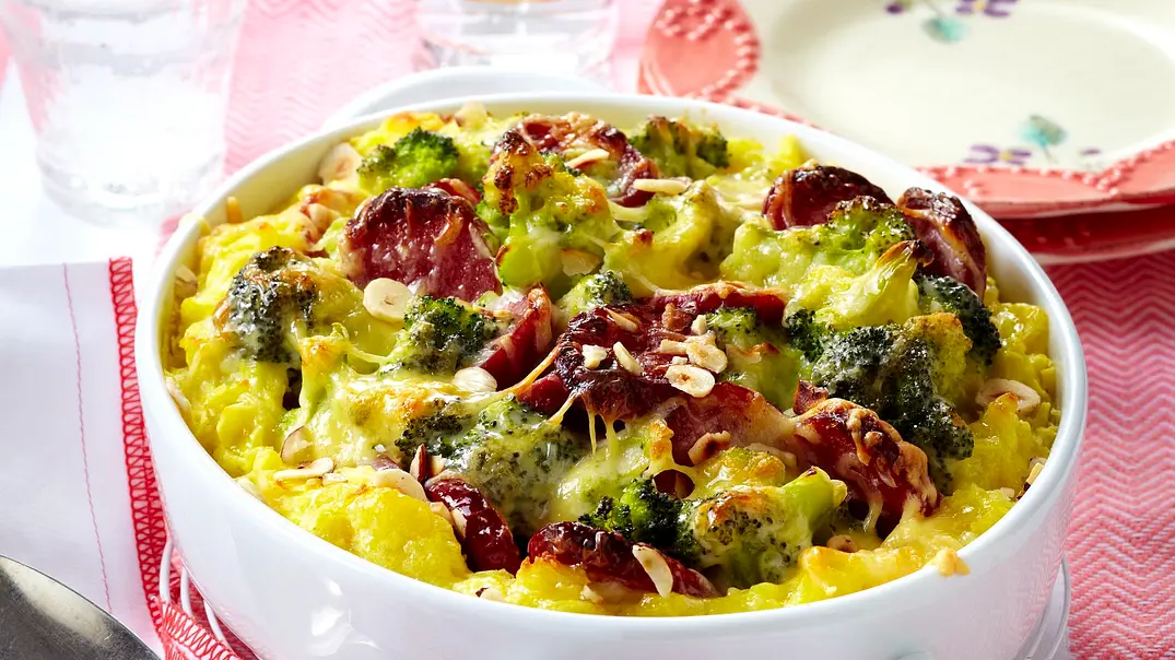 Kartoffelpüree-Auflauf mit Brokkoli und Cabanossi Rezept - Foto: LECKER @ Bauer Media Group Kartoffelpüree-Auflauf mit Brokkoli und Cabanossi Rezept - Foto: LECKER @ Bauer Media Group