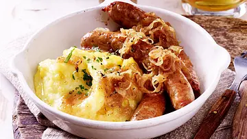Kartoffelpüree mit Bratwurst und karamellisierten Zwiebeln Rezept - Foto: LECKER @ Bauer Media Group Kartoffelpüree mit Bratwurst und karamellisierten Zwiebeln Rezept - Foto: LECKER @ Bauer Media Group