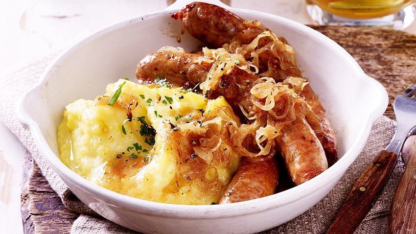Kartoffelpüree mit Bratwurst und karamellisierten Zwiebeln Rezept - Foto: Triemer, Isabell