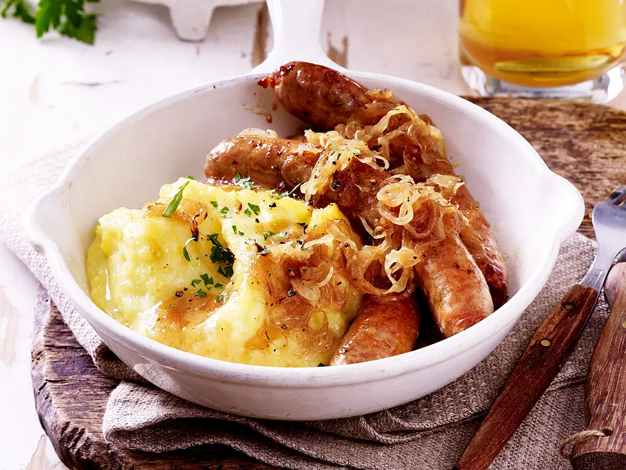 Kartoffelpüree mit Bratwurst und karamellisierten Zwiebeln Rezept Kartoffelpüree mit Bratwurst und karamellisierten Zwiebeln Rezept