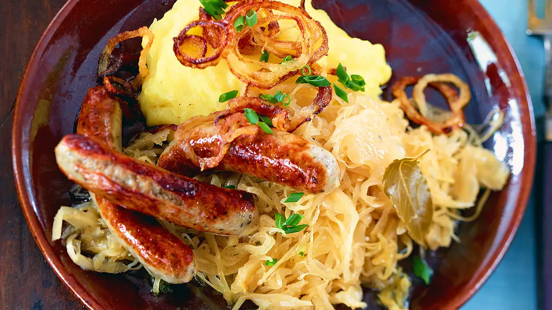 Kartoffelpüree mit Bratwurst und Sauerkraut Rezept - Foto: LECKER @ Bauer Media Group Kartoffelpüree mit Bratwurst und Sauerkraut Rezept - Foto: LECKER @ Bauer Media Group