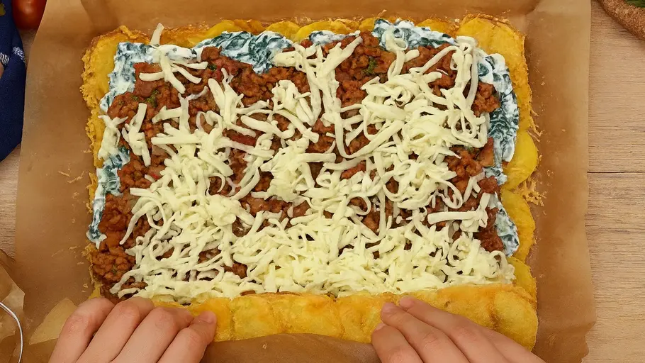 Kartoffelrolle mit Hack aufrollen
