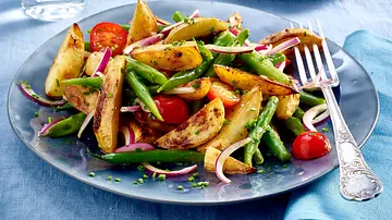 Kartoffelsalat aus Senf-Honig-Kartoffeln Rezept - Foto: LECKER @ Bauer Media Group Kartoffelsalat aus Senf-Honig-Kartoffeln Rezept - Foto: LECKER @ Bauer Media Group