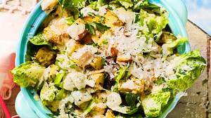 Kartoffelsalat nach Caesar Art in einer türkisen Servierschüssel - Foto: House of Food / Bauer Food Experts KG