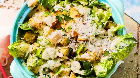 Kartoffelsalat nach Caesar Art in einer türkisen Servierschüssel - Foto: House of Food / Bauer Food Experts KG