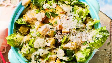 Kartoffelsalat nach Caesar Art in einer türkisen Servierschüssel - Foto: House of Food / Bauer Food Experts KG