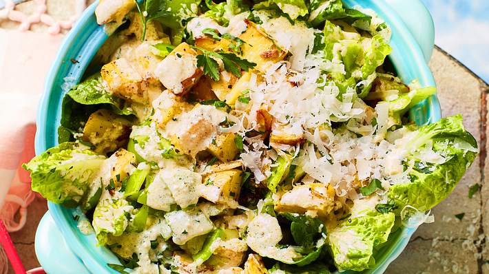 Kartoffelsalat nach Caesar Art in einer türkisen Servierschüssel - Foto: House of Food / Bauer Food Experts KG