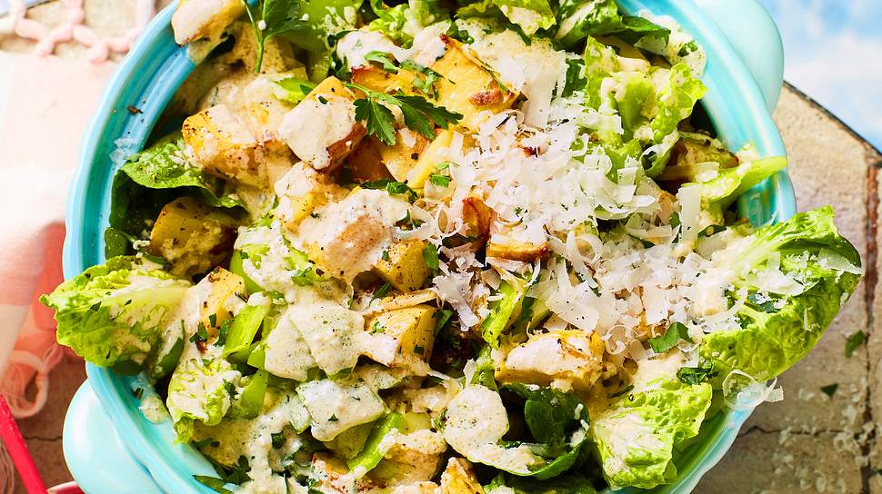 Kartoffelsalat nach Caesar Art in einer türkisen Servierschüssel - Foto: House of Food / Bauer Food Experts KG