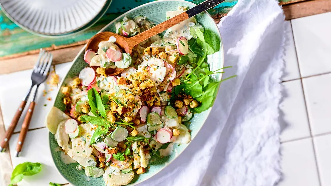 Kartoffelsalat-Lookalike mit Tofu-Croûtons Rezept - Foto: LECKER @ Bauer Media Group Kartoffelsalat-Lookalike mit Tofu-Croûtons Rezept - Foto: LECKER @ Bauer Media Group