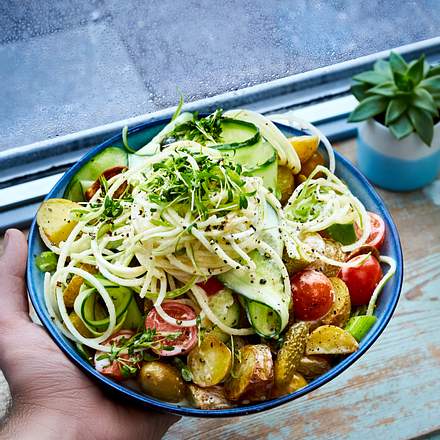 Kartoffelsalat mit Apfelspirellis und Gurken-Bandnudeln Rezept Kartoffelsalat mit Apfelspirellis und Gurken-Bandnudeln Rezept