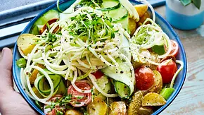Kartoffelsalat mit Apfelspirellis und Gurken-Bandnudeln Rezept - Foto: LECKER @ Bauer Media Group Kartoffelsalat mit Apfelspirellis und Gurken-Bandnudeln Rezept - Foto: LECKER @ Bauer Media Group