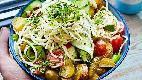 Kartoffelsalat mit Apfelspirellis und Gurken-Bandnudeln Rezept - Foto: House of Food / Bauer Food Experts KG