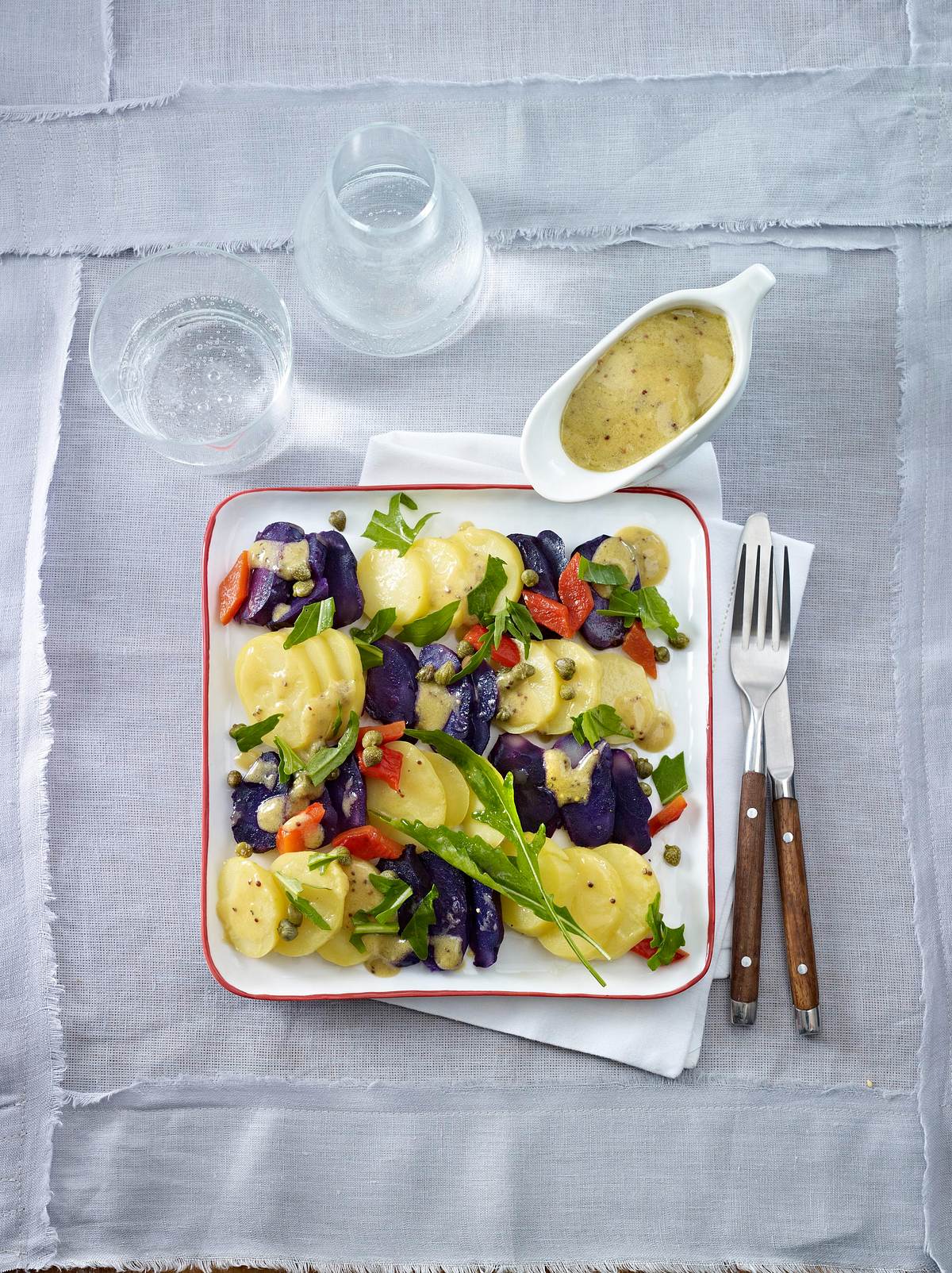 Kartoffelsalat mit blauen Kartoffeln, gegrillter Paprika und Kapern Rezept