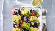 Kartoffelsalat mit blauen Kartoffeln, gegrillter Paprika und Kapern Rezept - Foto: LECKER @ Bauer Media Group