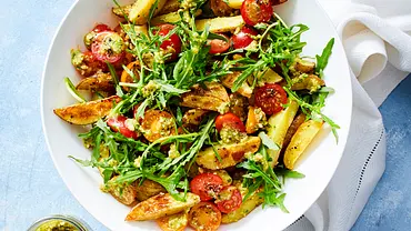 Kartoffelsalat mit Cashew-Pesto Rezept - Foto: LECKER @ Bauer Media Group Kartoffelsalat mit Cashew-Pesto Rezept - Foto: LECKER @ Bauer Media Group