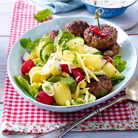 Kartoffelsalat mit Chili-Frikadellen Rezept Kartoffelsalat mit Chili-Frikadellen Rezept