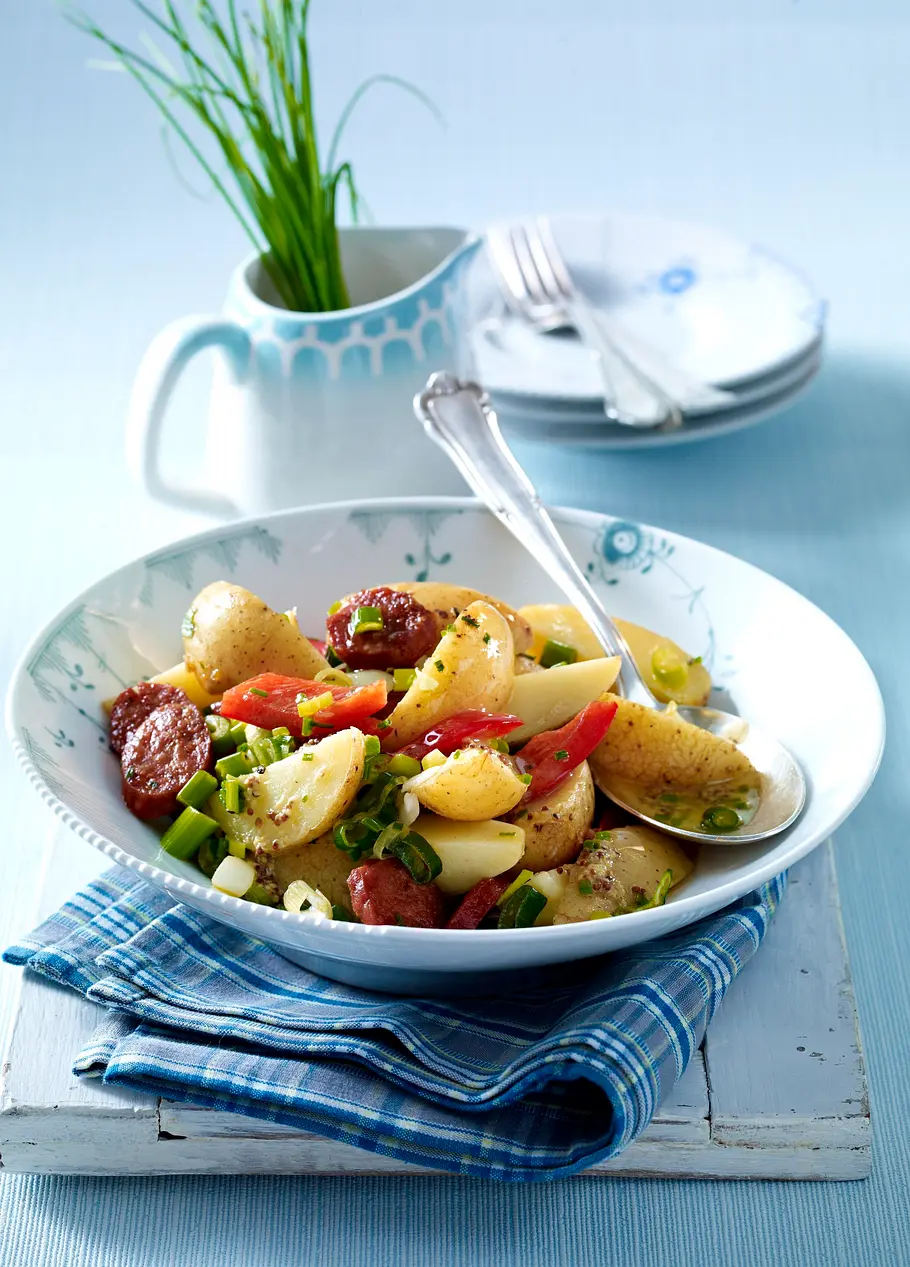 Kartoffelsalat mit Chorizo, Paprika und Schnittlauch-Senf-Vinaigrette Rezept Kartoffelsalat mit Chorizo, Paprika und Schnittlauch-Senf-Vinaigrette Rezept