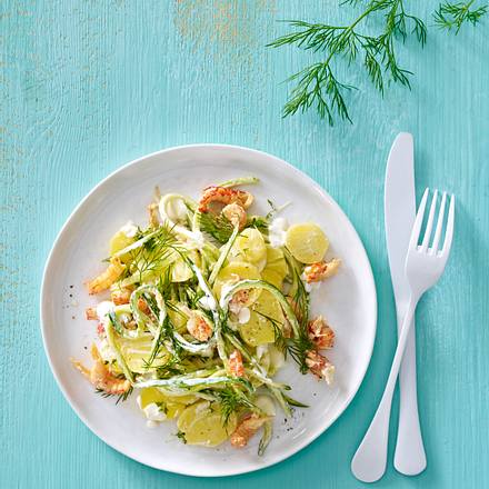 Kartoffelsalat mit Flusskrebsen, dünnen Gurkenstreifen und Meerrettich-Dressing Rezept Kartoffelsalat mit Flusskrebsen, dünnen Gurkenstreifen und Meerrettich-Dressing Rezept