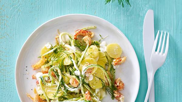 Kartoffelsalat mit Flusskrebsen, dünnen Gurkenstreifen und Meerrettich-Dressing Rezept - Foto: Fucke, Johannes