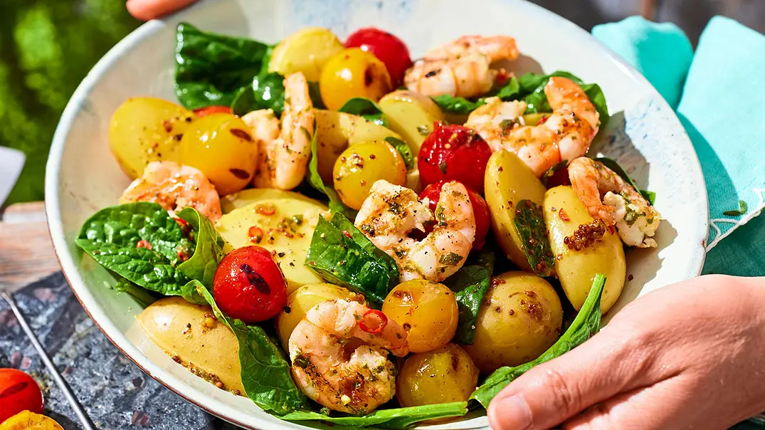 Kartoffelsalat mit Garnelen und Grilltomaten Rezept - Foto: LECKER @ Bauer Media Group Kartoffelsalat mit Garnelen und Grilltomaten Rezept - Foto: LECKER @ Bauer Media Group