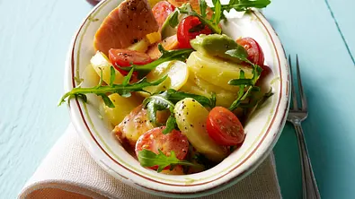 Kartoffelsalat mit gebratenem Lachs Rezept - Foto: LECKER @ Bauer Media Group