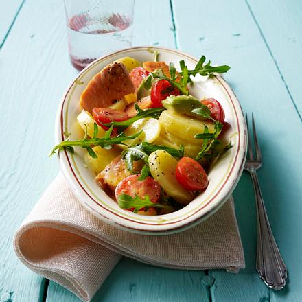 Kartoffelsalat mit gebratenem Lachs Rezept Kartoffelsalat mit gebratenem Lachs Rezept