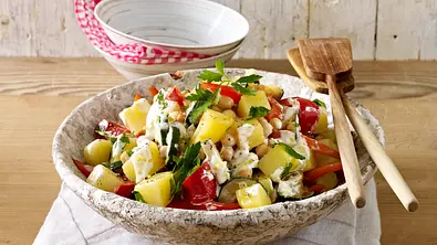 Kartoffelsalat mit gebratener Zucchini, Paprika und Kichererbsen Rezept - Foto: LECKER @ Bauer Media Group