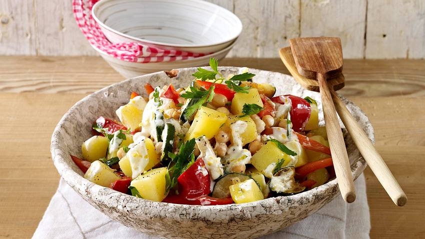 Kartoffelsalat mit gebratener Zucchini, Paprika und Kichererbsen Rezept - Foto: House of Food / Bauer Food Experts KG