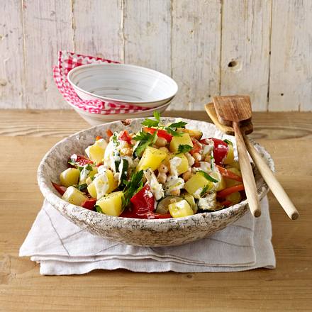 Kartoffelsalat mit gebratener Zucchini, Paprika und Kichererbsen Rezept Kartoffelsalat mit gebratener Zucchini, Paprika und Kichererbsen Rezept