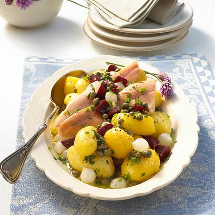 Kartoffelsalat mit geräucherten Forellenfilets Rezept Kartoffelsalat mit geräucherten Forellenfilets Rezept