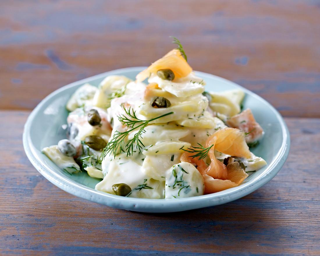 Kartoffelsalat mit geräuchertem Lachs, Kapern und Dill Rezept