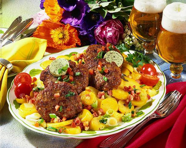 Kartoffelsalat mit Hacksteak Rezept Kartoffelsalat mit Hacksteak Rezept
