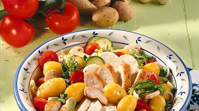 Kartoffelsalat mit Hähnchenbrust Rezept - Foto: LECKER @ Bauer Media Group