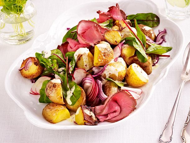 Kartoffelsalat mit Mangold, Roastbeef, Radieschen und Senfdressing Rezept Kartoffelsalat mit Mangold, Roastbeef, Radieschen und Senfdressing Rezept