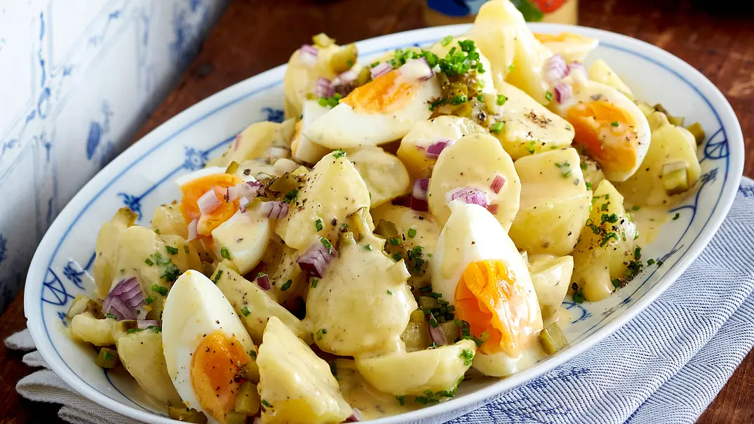 Kartoffelsalat mit Mayo Rezept - Foto: LECKER @ Bauer Media Group
