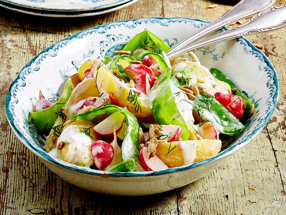 Kartoffelsalat mit Radieschen und Zuckerschoten in einer Joghurt-Meerrettich-Soße und Dill.