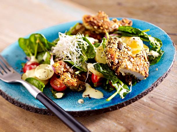 Kartoffelsalat mit Rauke und Backhendl-Streifen Rezept Kartoffelsalat mit Rauke und Backhendl-Streifen Rezept